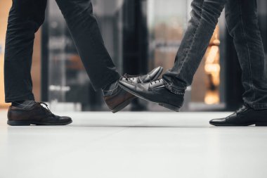 Kapat. Gençler birbirini selamlıyor .