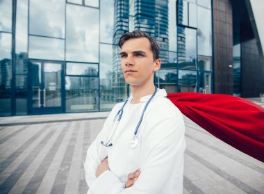 Kapat. Paramediklerin süper kahramanı şehir caddesinde duruyor..