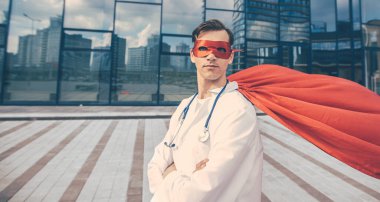 Kapat. Gülümseyen doktor süper kahraman..