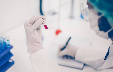 Kapat. Bilim adamları laboratuvarda araştırma yapıyorlar. .
