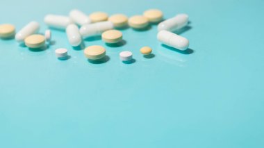 Kapat. mavi bir kağıt üzerinde çeşitli tabletler.