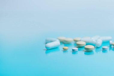 Kapat. Masada çeşitli tabletler var..