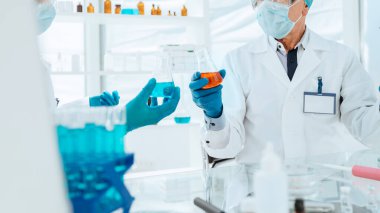 Bilim adamları ve doktorlar modern bir laboratuvarda çalışıyorlar..
