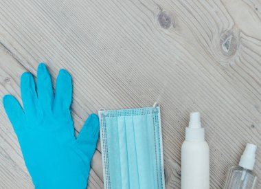 Ahşap bir arka planda kişisel koruyucu ekipman