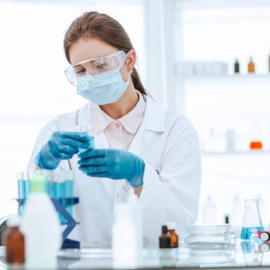 Tıbbi laboratuvar çalışanları kan testi yaparlar. .