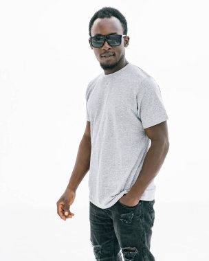 Güneş gözlüklü, düşünceli, şık bir adam. beyaz üzerine izole