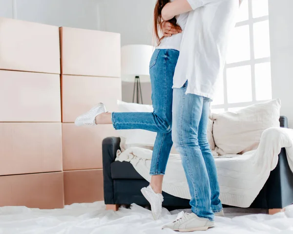 Feliz pareja en el día de mudarse a su nuevo apartamento — Foto de Stock