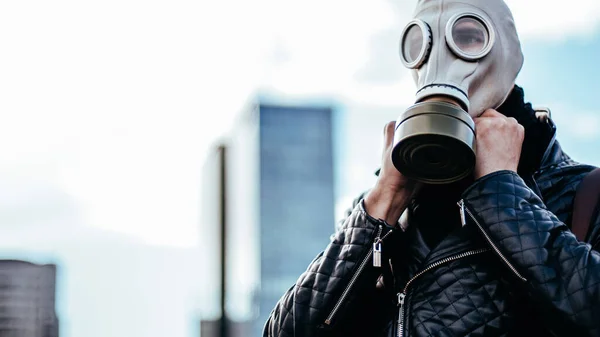 Joven con una máscara de gas en una calle de la ciudad — Foto de Stock