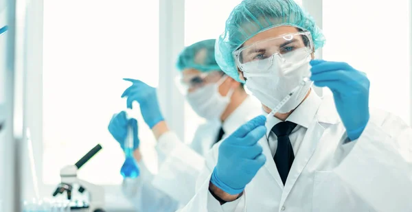 Immagine di sfondo di un assistente di laboratorio in un laboratorio medico — Foto Stock