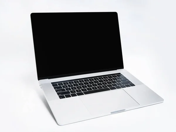 Vicino. laptop moderno su sfondo bianco. — Foto Stock