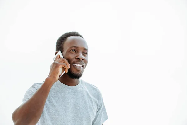 Tipo guapo hablando en su teléfono inteligente. aislado en blanco — Foto de Stock