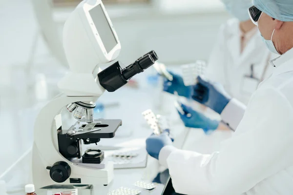 Científicos trabajan con muestras de nuevos fármacos en el laboratorio. — Foto de Stock