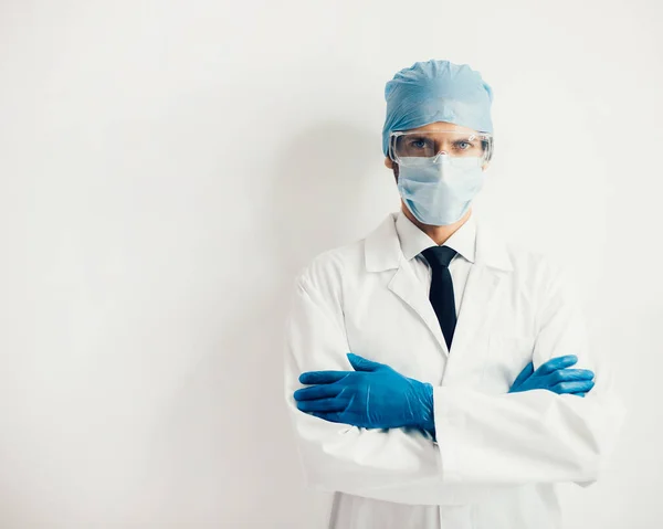 Nahaufnahme. seriöser Arzt mit Schutzmaske, der dich ansieht. — Stockfoto