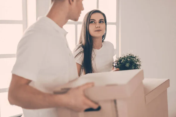 De cerca. feliz joven pareja en un nuevo apartamento. — Foto de Stock