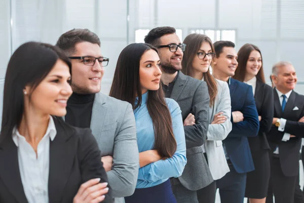 Gruppe unterschiedlicher Geschäftsleute, die zusammenstehen — Stockfoto