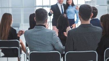 Patron ve iş ekibi bir iş sunumunda konuşmacıyı tebrik ediyor..