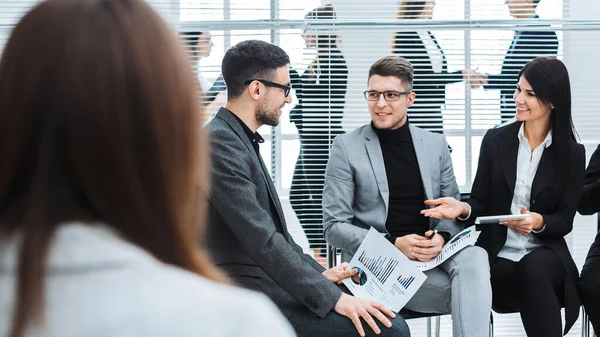 Colegas de negocios discutiendo datos financieros en una sala de conferencias — Foto de Stock