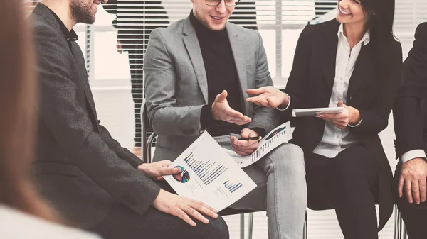 Colleghi d'affari che discutono i dati finanziari in una sala conferenze — Foto Stock