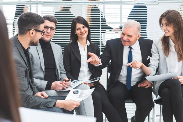 Capo discutere gli indicatori finanziari con il gruppo di lavoro — Foto Stock