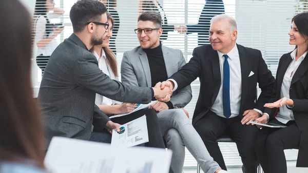 Οι επιχειρηματικοί εταίροι σφίγγουν τα χέρια σε συνάντηση εργασίας. — Φωτογραφία Αρχείου