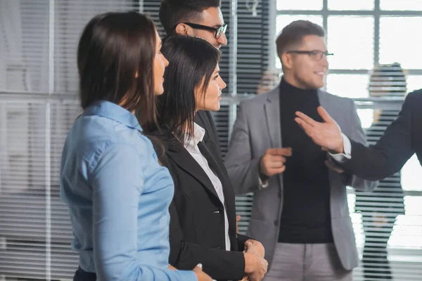 Projectleider en werkgroep in de vergaderzaal. — Stockfoto