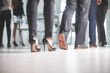 Kapat. Ofis iş merkezinden çeşitli iş adamları geçiyor..