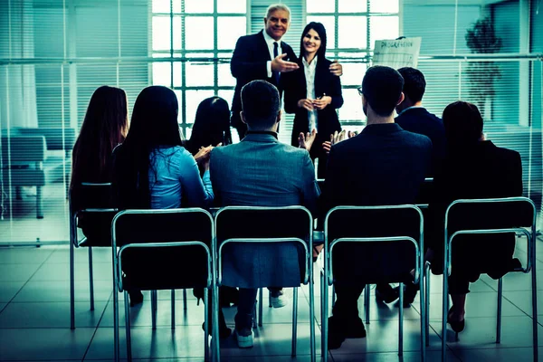 Chef vertritt einen jungen Spezialisten bei einem Arbeitstreffen. — Stockfoto