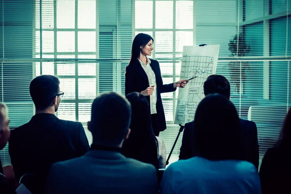 Empresaria haciendo una presentación para los empleados de la empresa —  Fotos de Stock