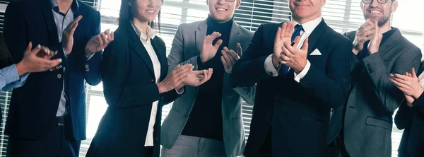 Groep gelukkige medewerkers applaudisseren voor hun succes — Stockfoto