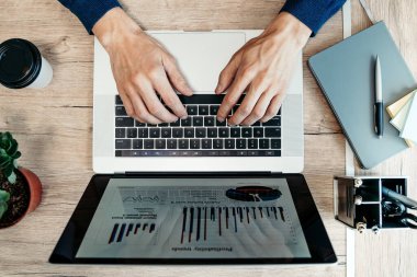 Üst Manzara. İş adamı finansal verileri analiz ediyor.