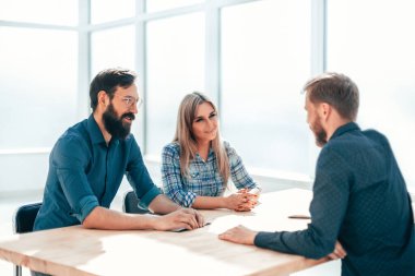 Bir grup başarılı genç müzakere masasında oturuyor..