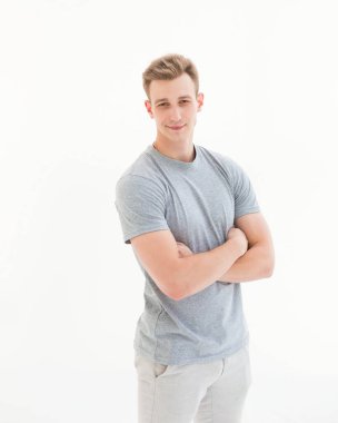 Gösterişli genç bir adam baş parmağını kaldırıyor. beyaz üzerine izole