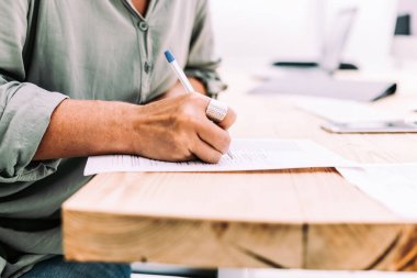 Kapat. İş kadını masada otururken yazıyor.