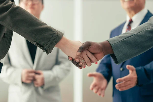 Nahaufnahme. internationale Geschäftspartner beim Händeschütteln — Stockfoto