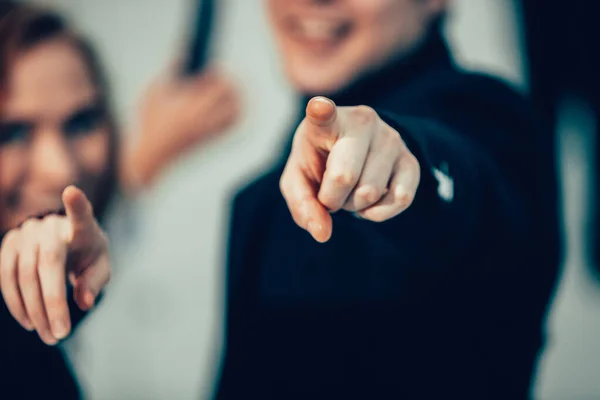 De cerca. jóvenes empresarios que te señalan — Foto de Stock