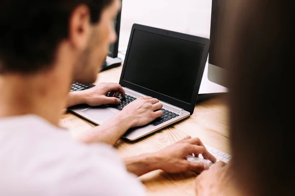 De près. groupes étudiant travaillant sur des ordinateurs — Photo