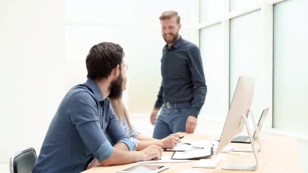 Mitarbeiter begrüßen sich im Büro mit Handschlag. — Stockvideo