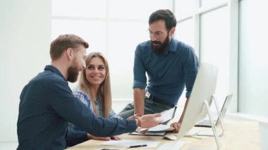 Mutlu iş adamları finansal verileri tartışıyor. Kapat..