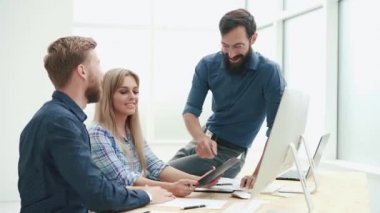 İş arkadaşları mali raporu tartışıyor. Kapat..