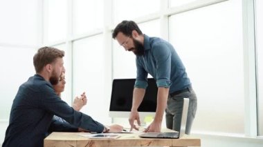 Yönetici çalışanlarla iş belgelerini tartışıyor .