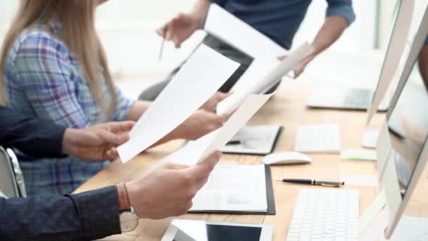 Equipo de negocios discutiendo un plan de negocios financieros. de cerca. — Vídeos de Stock