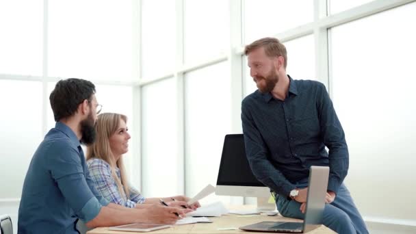 Empleados discutiendo documentos comerciales en una oficina brillante . — Vídeos de Stock