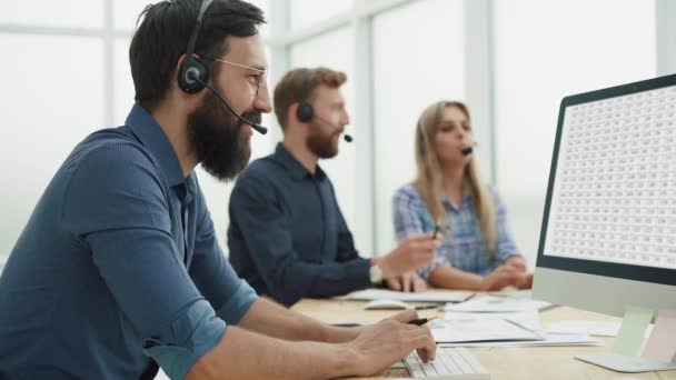 Medewerkers in de headset die informatie analyseren die naar het kantoor komt. — Stockvideo