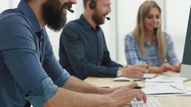 Grup çalışanları iş istatistiklerini analiz ediyor. Kapat..