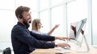 Kulaklıklı genç çalışanlar ofiste iyi eğlenceler..