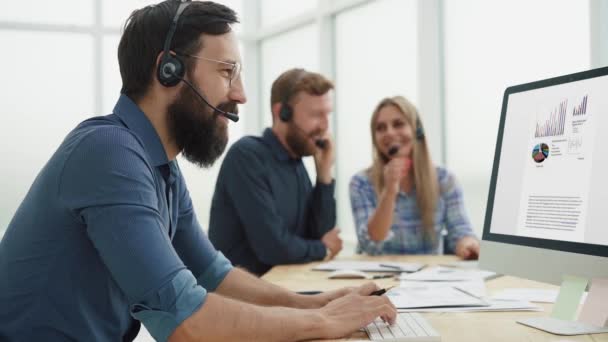 Les employés du service analytique sur le lieu de travail au bureau . — Video