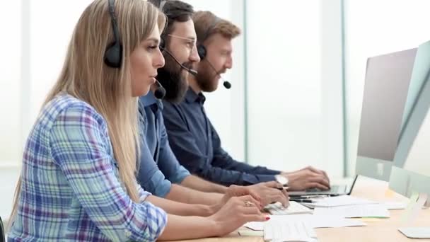Opérateurs du centre d'appels travaillent avec des clients en ligne. — Video