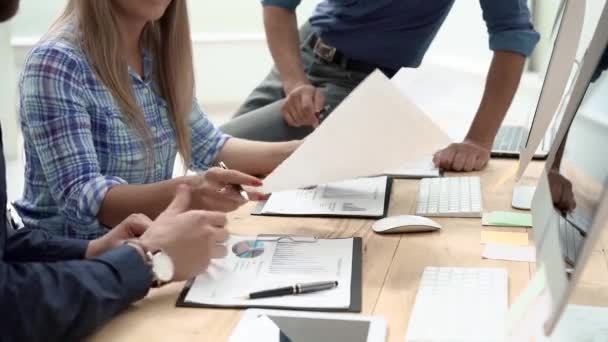 Equipo de negocios revisa y discute documentos financieros. — Vídeos de Stock