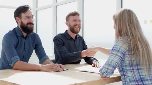 Personalchefs schütteln einer jungen Frau während eines Vorstellungsgesprächs die Hand — Stockvideo