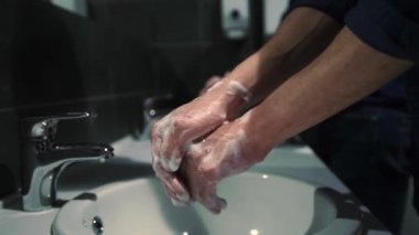 Erkekler umumi tuvaletlerde ellerini iyice yıkarlar..